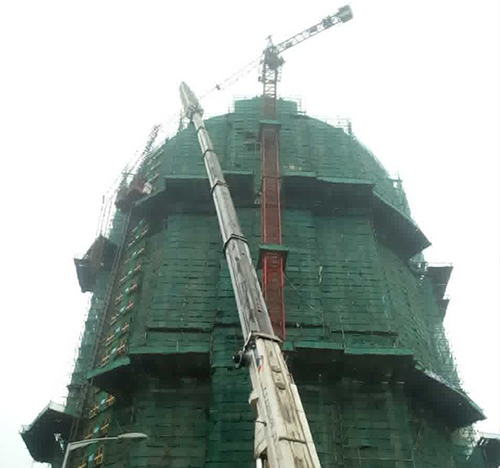 金华吊车在工地上作业